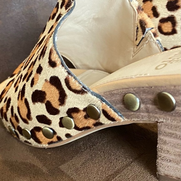 Vince Camuto Open-toed Mules Leopard Print Cow Hair Stud Detail 2” Heel Size 9.5 - Picture 5 of 11